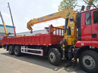 陜汽德龍新M3000搭載徐工12噸隨車(chē)吊 高效物流與重型吊裝的黃金組合